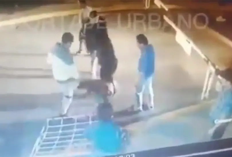 Hombres agreden a guardias de seguridad y apuñalan a un perrito llamado Negro Hombres agreden a guardias de seguridad y apuñalan a un perrito llamado Negro