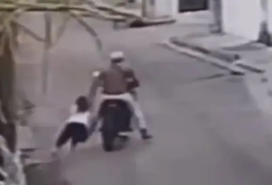 Ladrón en moto trata de quitar bolso a una mujer y la arrastra varios metros Ladrón en moto trata de quitar bolso a una mujer y la arrastra varios metros