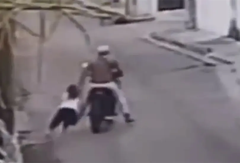 Ladr&oacute;n en moto trata de quitar bolso a una mujer y la arrastra varios metros