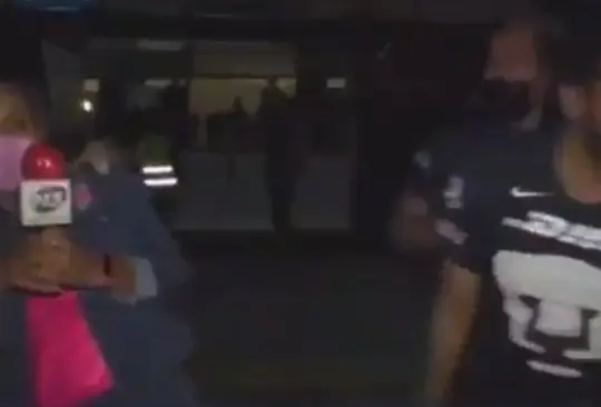 Reportera es acosada por aficionado de Pumas durante transmisión en vivo Reportera es acosada por aficionado de Pumas durante transmisión en vivo