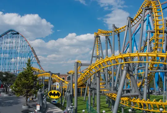 Detienen a dos jóvenes que intentaron ingresar con una subametralladora a Six Flags