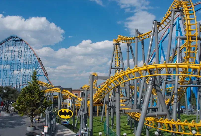 Detienen a dos j&oacute;venes que intentaron ingresar con una subametralladora a Six Flags