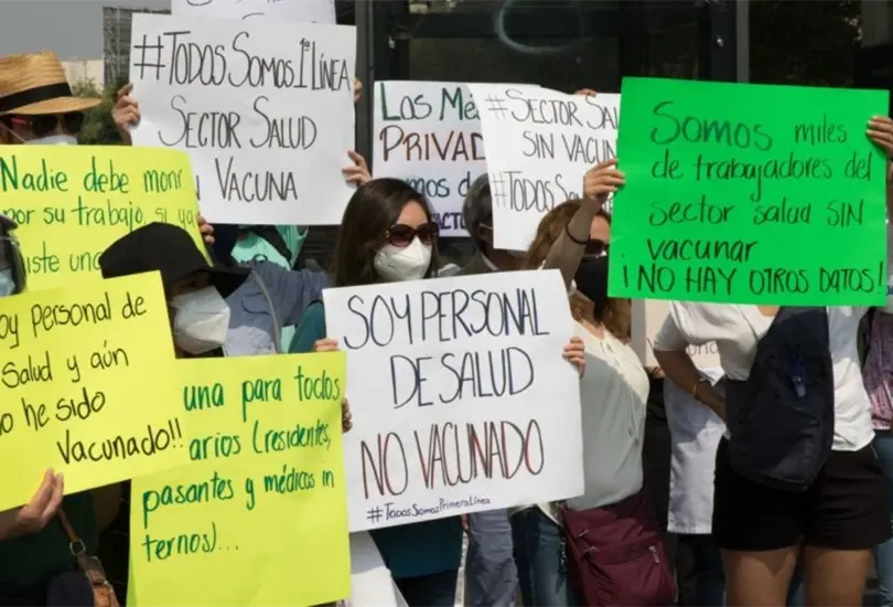 &iexcl;Queremos vacunas!, exigen m&eacute;dicos privados durante marcha en la CDMX