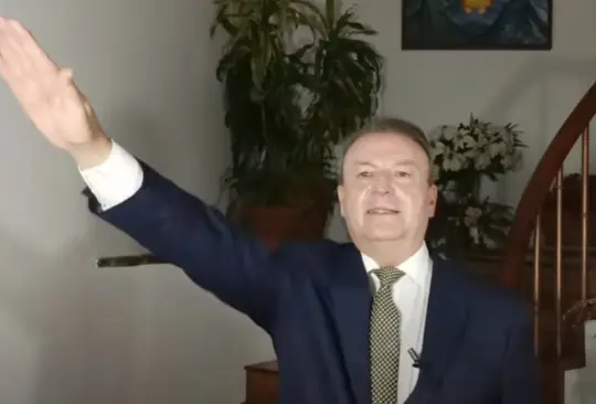 Gilberto Lozano grita a un muñeco de AMLO: ¡Cállate, chachalaca!