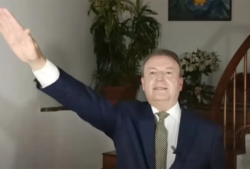 Gilberto Lozano grita a un mu&ntilde;eco de AMLO: &iexcl;C&aacute;llate, chachalaca!