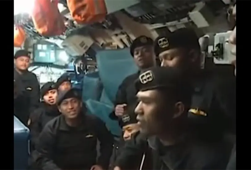 Tripulantes de submarino se despiden con canto antes de hundirse