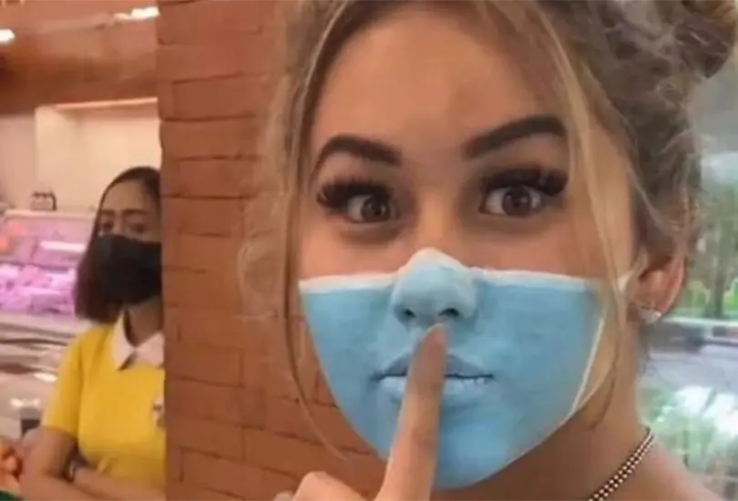 Influencer evade seguridad y se pinta la boca para no usar cubrebocas Influencer evade seguridad y se pinta la boca para no usar cubrebocas