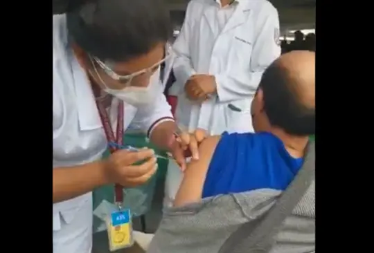 #VIDEO Exhiben a enfermera que hizo creer a un abuelito que lo había vacunado #VIDEO Exhiben a enfermera que hizo creer a un abuelito que lo había vacunado