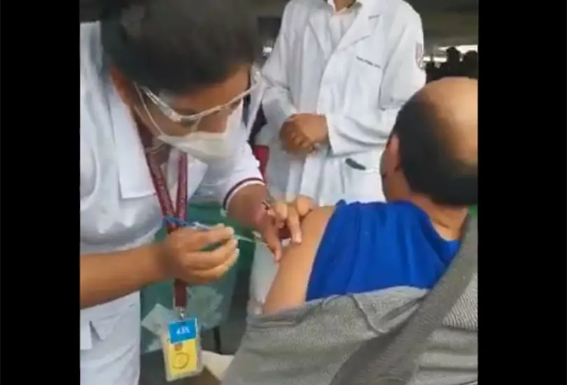 #VIDEO Exhiben a enfermera que hizo creer a un abuelito que lo hab&iacute;a vacunado 