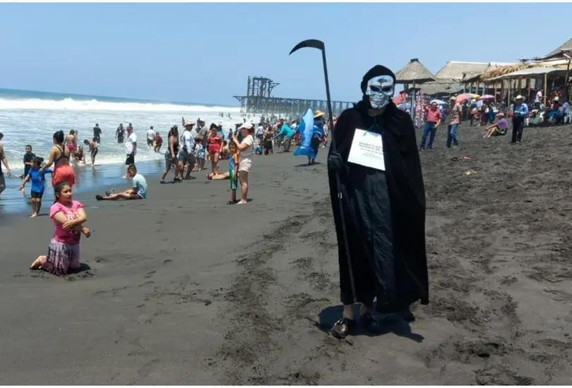La Muerte hace recorrido en playas abarrotadas en Semana Santa pese a COVID-19