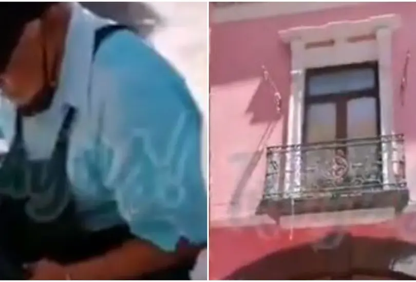 Le tiran cubeta con agua a hombre de la tercera edad que trabaja boleando zapatos en Puebla 