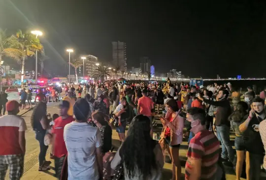 Sin cubrebocas ni sana distancia, decenas de personas bailan en Mazatlán Sin cubrebocas ni sana distancia, decenas de personas bailan en Mazatlán