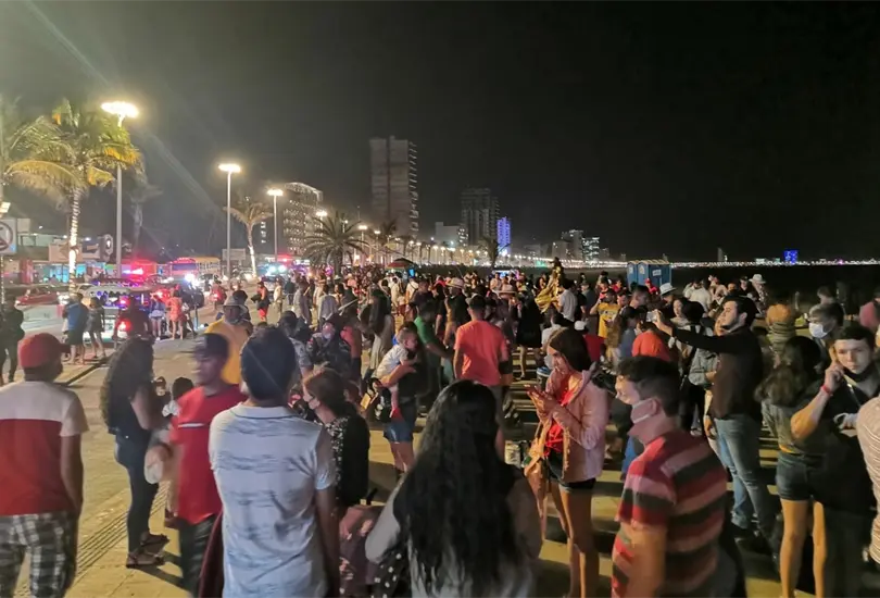 Sin cubrebocas ni sana distancia, decenas de personas bailan en Mazatlán Sin cubrebocas ni sana distancia, decenas de personas bailan en Mazatlán