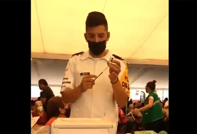 Militar impide a ciudadana grabar en m&oacute;dulo de vacunaci&oacute;n