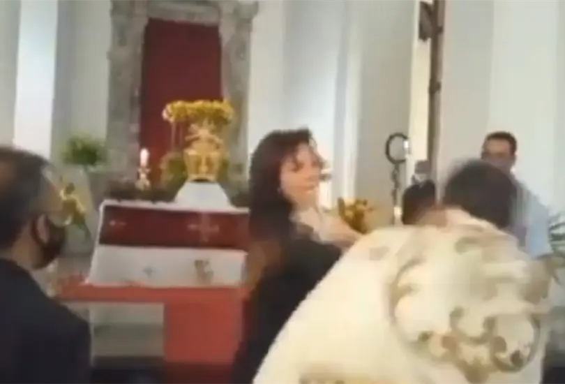 Mujer propina cachetada a un p&aacute;rroco en plena misa