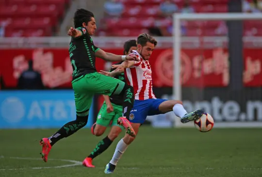 Futbolista de Santos cae noqueado e inconsciente al recibir balonazo en la cara 