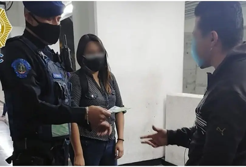 Usuaria devuelve fajo de billetes a su dueño tras tirarlo en el Metro Usuaria devuelve fajo de billetes a su dueño tras tirarlo en el Metro