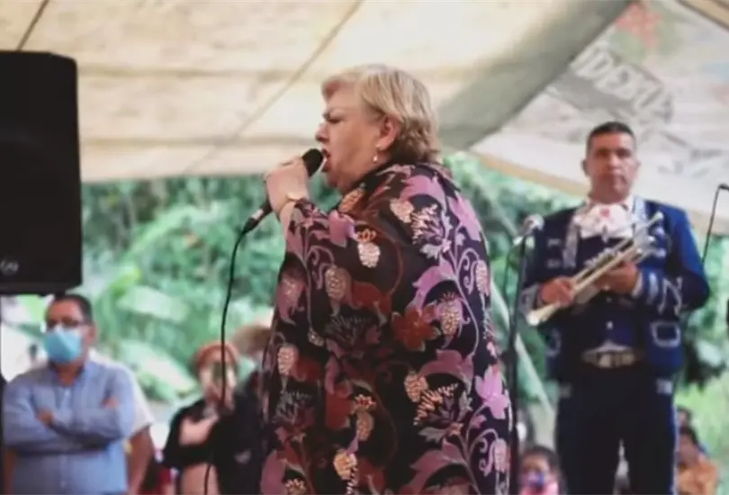 Como candidata, Paquita la del Barrio da tips para cuidar la mollera de un beb&eacute;