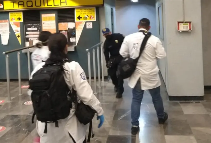 Adulto mayor muerte al interior del Metro; pensaron que estaba dormido 