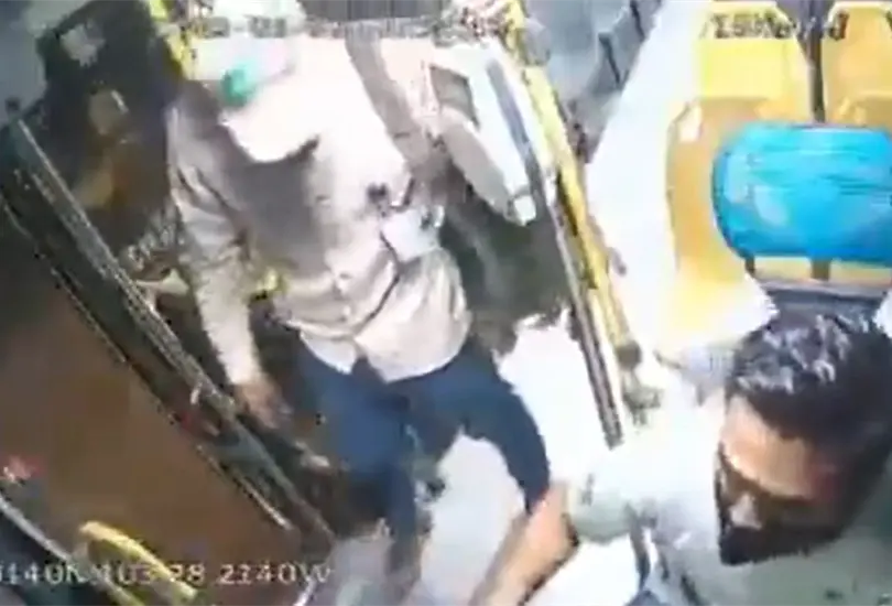 Chofer avienta de camión a sujeto que lo intentaba asaltar Chofer avienta de camión a sujeto que lo intentaba asaltar