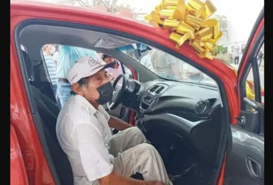 Con esfuerzo, abuelito paga predio de 113 pesos y gana auto del año