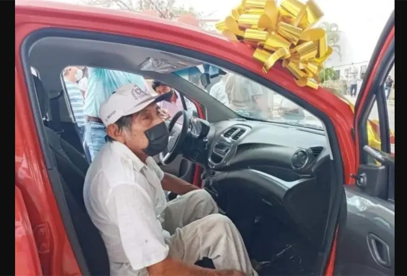 Con esfuerzo, abuelito paga predio de 113 pesos y gana auto del año Con esfuerzo, abuelito paga predio de 113 pesos y gana auto del año