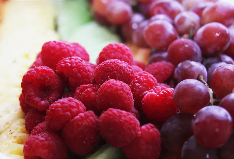 Derribando mitos: ¿Es malo comer fruta en la noche? Derribando mitos: ¿Es malo comer fruta en la noche?