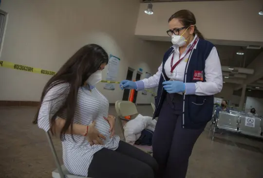 Mujeres embarazadas en México ya pueden recibir vacuna contra COVID-19