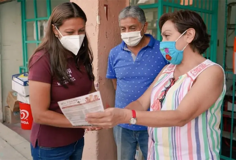 Denuncian a candidata de Morena por entregar tarjetas a cambio de voto Denuncian a candidata de Morena por entregar tarjetas a cambio de voto