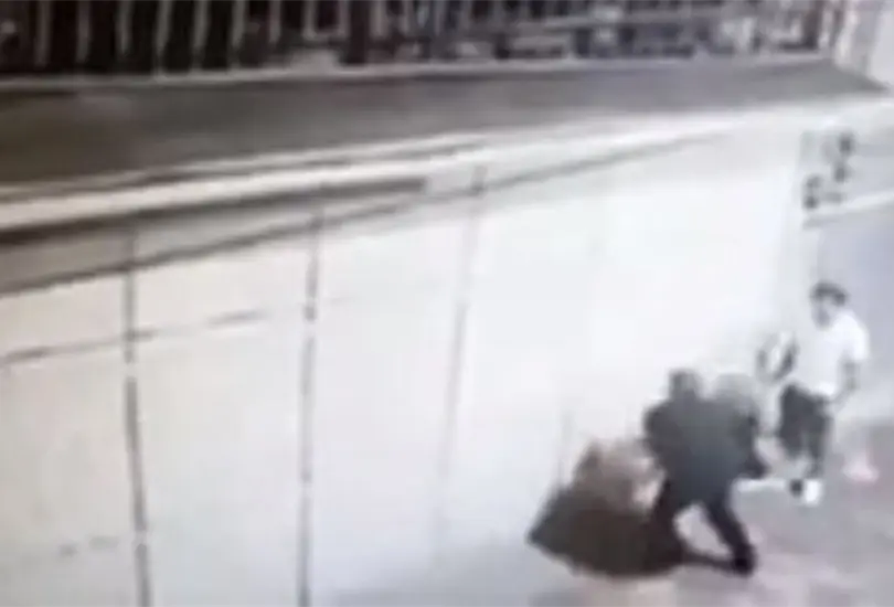 C&aacute;mara registra agresi&oacute;n contra una mujer en Toluca