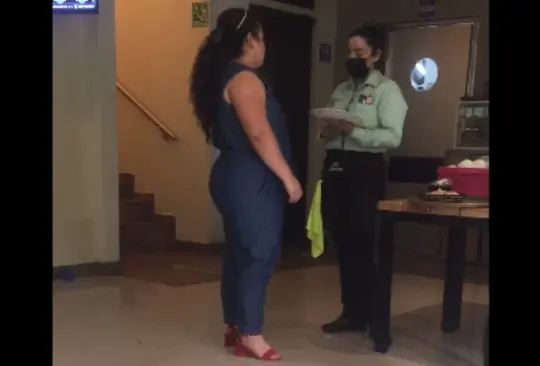 Exhiben a #LadyComeGratis, quien no pagó la cuenta porque su comida estaba cruda