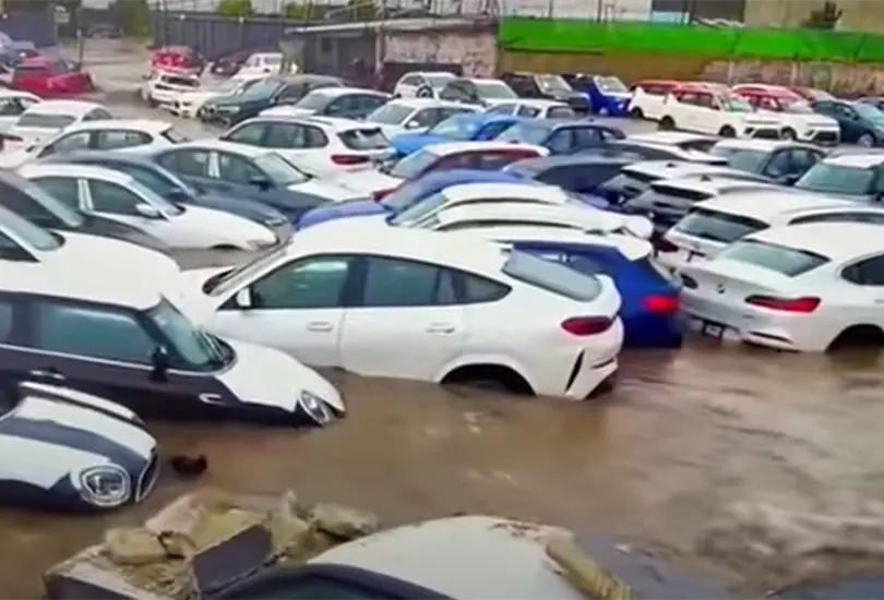 Video: Se inunda depósito de autos de lujo tras lluvias en Edomex Video: Se inunda depósito de autos de lujo tras lluvias en Edomex