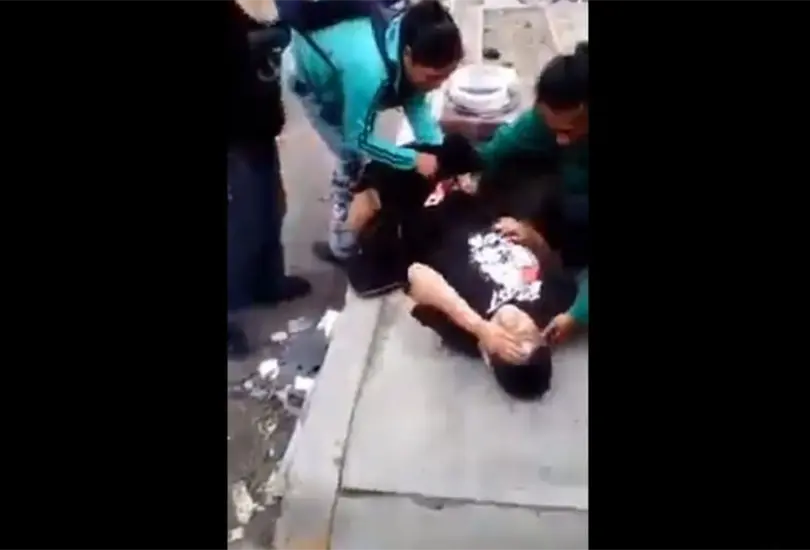 Est&aacute; morado: mujer da a luz en la banqueta, acusan a hospital de no atenderla