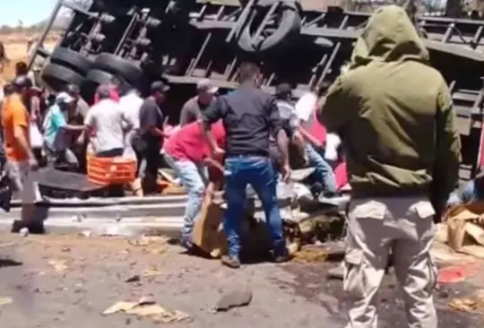 Pobladores aprovechan volcadura de tráiler para robarse cartones de cerveza Pobladores aprovechan volcadura de tráiler para robarse cartones de cerveza