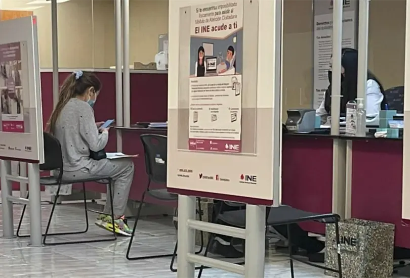 Acusan a hija de La Gaviota por saltarse la fila en módulo del INE Acusan a hija de La Gaviota por saltarse la fila en módulo del INE