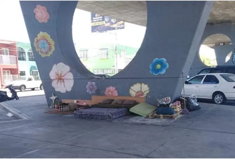 Se hace viral el orden y limpieza con las que vive una persona bajo un puente Se hace viral el orden y limpieza con las que vive una persona bajo un puente