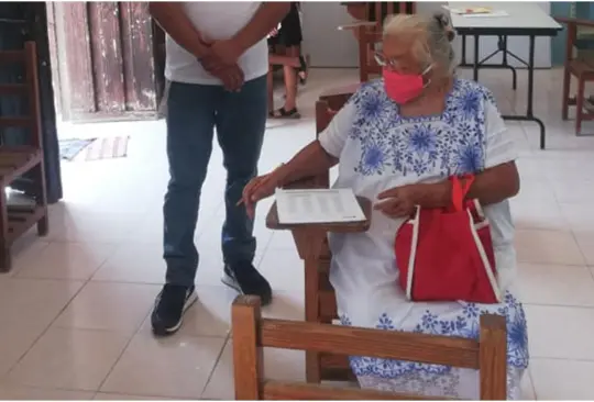 Abuelita logró terminar la primaria a los 71 años