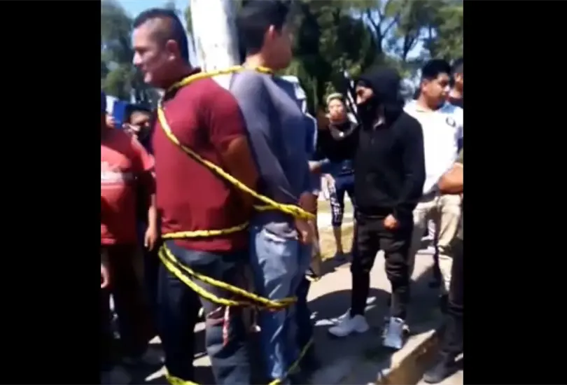 Pobladores del Edomex intentan linchar a policías que acudieron a detener a un feminicida Pobladores del Edomex intentan linchar a policías que acudieron a detener a un feminicida