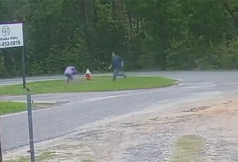 #VIDEO Niña de 11 años lucha con secuestrador y logra escapar #VIDEO Niña de 11 años lucha con secuestrador y logra escapar