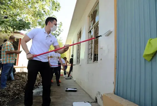 Colosio Riojas paga apuesta a Samuel García Colosio Riojas paga apuesta a Samuel García