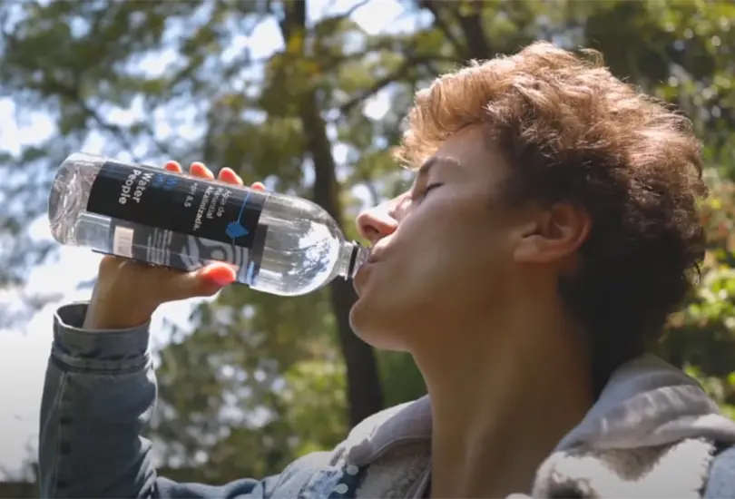 Juanpa Zurita lanza línea de agua en plena sequía y le llueven críticas Juanpa Zurita lanza línea de agua en plena sequía y le llueven críticas