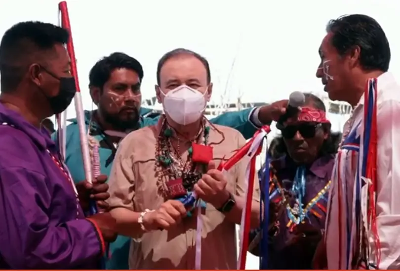 Durazo recibe el bast&oacute;n de mando de la tribu seri