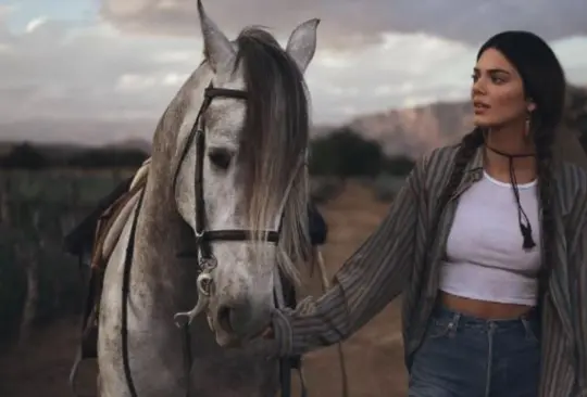 Critican atuendo mexicano de Kendall Jenner para lanzar su nuevo tequila Critican atuendo mexicano de Kendall Jenner para lanzar su nuevo tequila