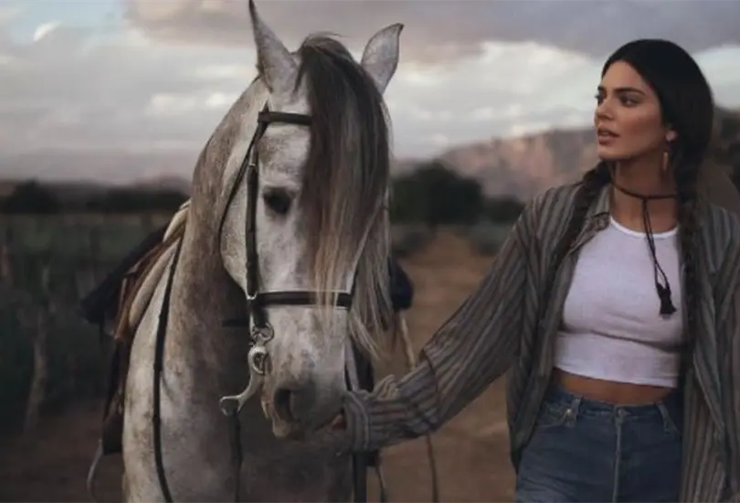 Critican atuendo mexicano de Kendall Jenner para lanzar su nuevo tequila