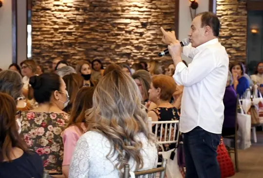 Durazo se compromete a dar apoyos económicos a emprendedoras
