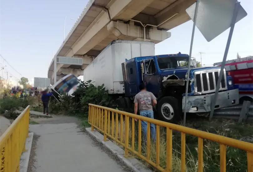 Ayúdenme a salir, tráiler embiste a camión de pasajeros Ayúdenme a salir, tráiler embiste a camión de pasajeros