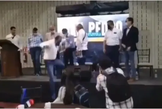 Video: Marko Cortés se cae en pleno acto de campaña 