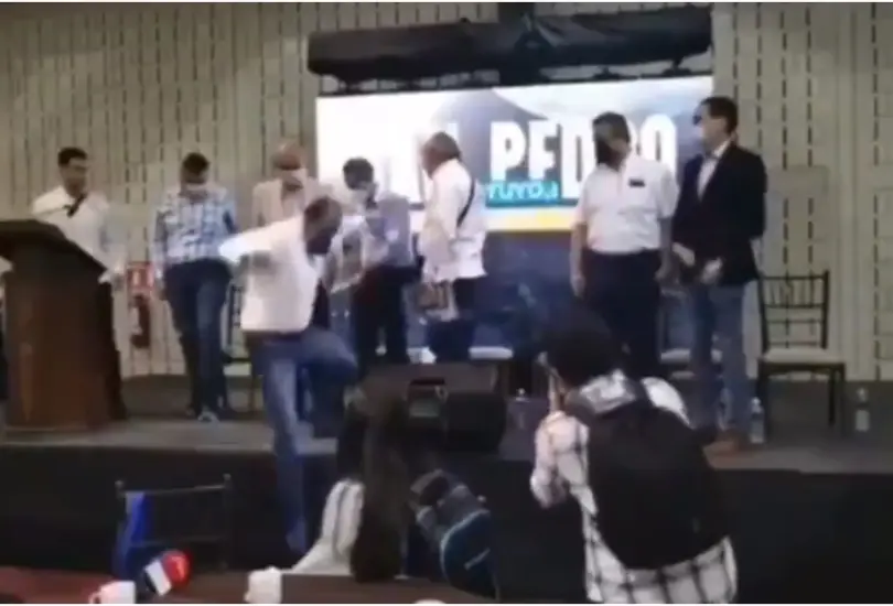 Video: Marko Cort&eacute;s se cae en pleno acto de campa&ntilde;a 