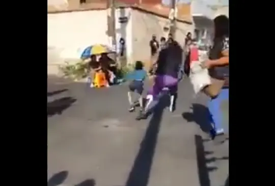 #VIDEO Indigna en redes luchador que aventó contra el suelo a un niño 