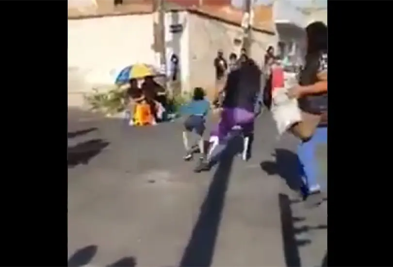 #VIDEO Indigna en redes luchador que avent&oacute; contra el suelo a un ni&ntilde;o 